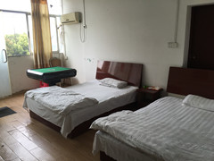 武湖正街与汉施公路正交汇处宾馆房东出租（...