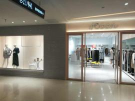 光谷步行街100平米女装店带美甲美容生意...