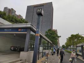 合伙人大厦美食城档口转让（旁边湖北大学）