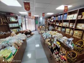 后湖大道 大型商品小区大门口 土特产门面...