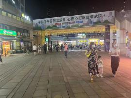 江岸万人小区环绕写字楼附近三所小学周围，...