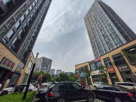 【经开永旺餐饮小吃转让】