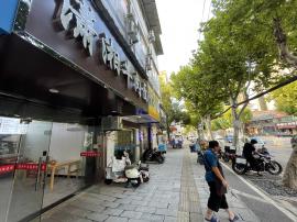 吴家山二雅路十字路口餐饮头铺低价转让