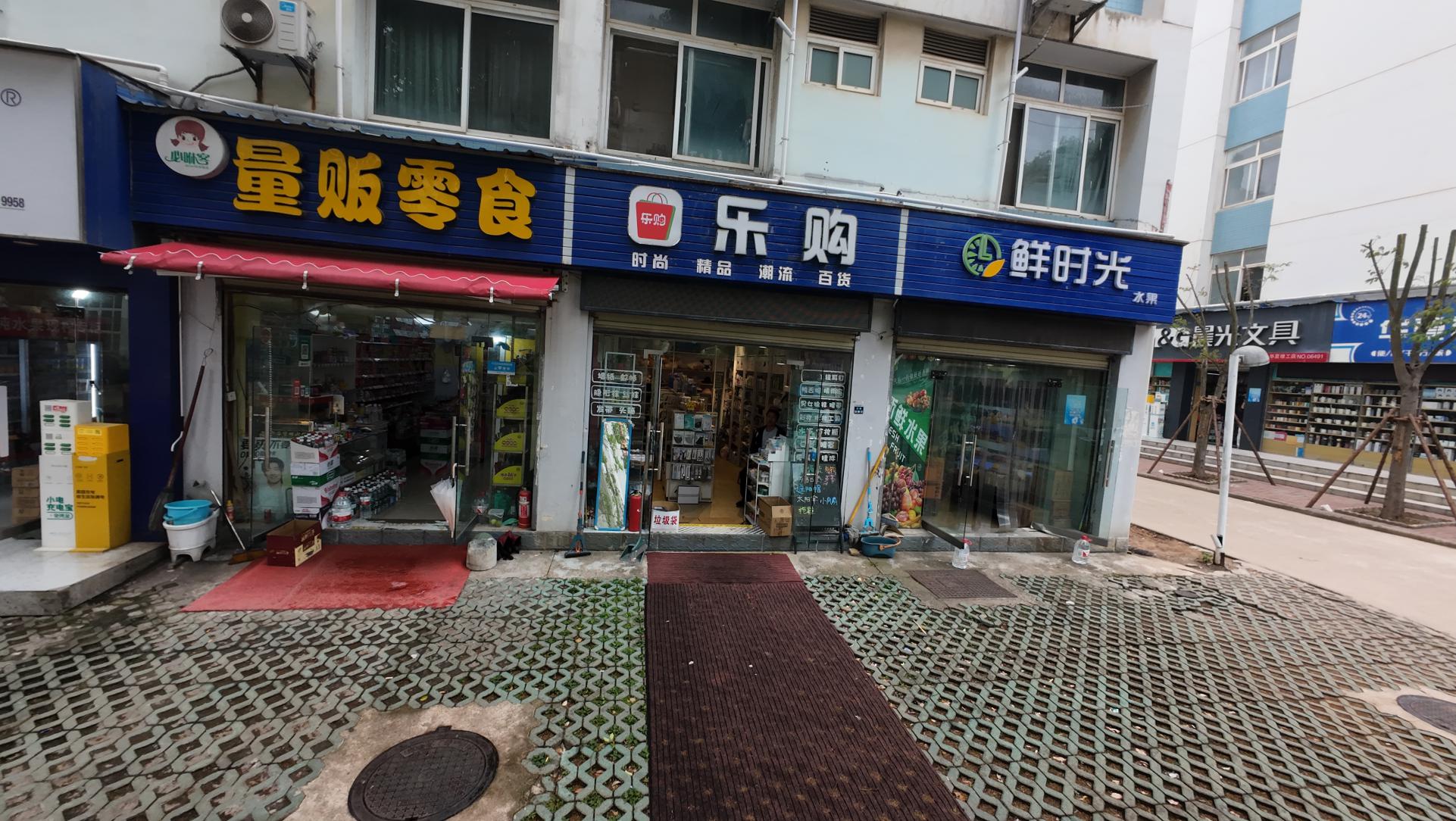关山大道武汉华夏理工学院内商铺生意转...