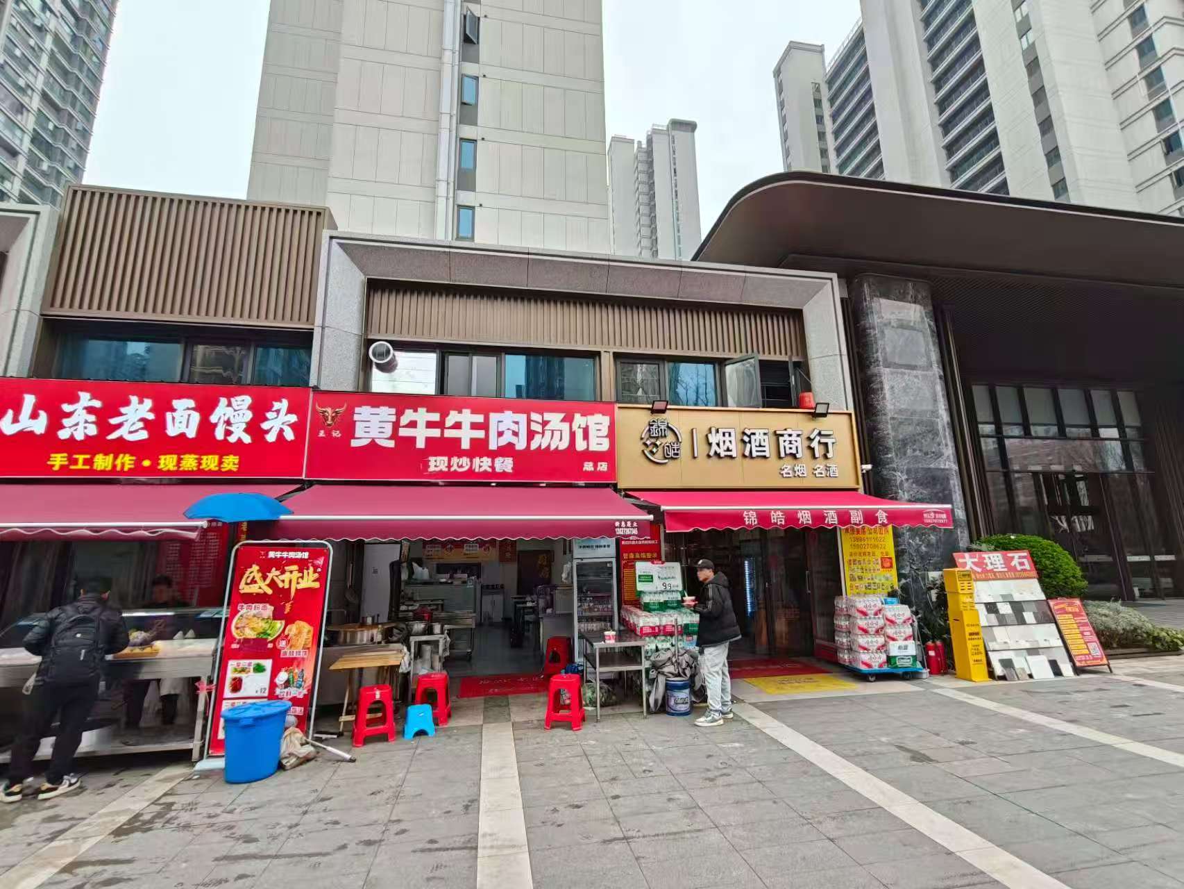 常青城地铁站旁高档小区门口旁面馆转让