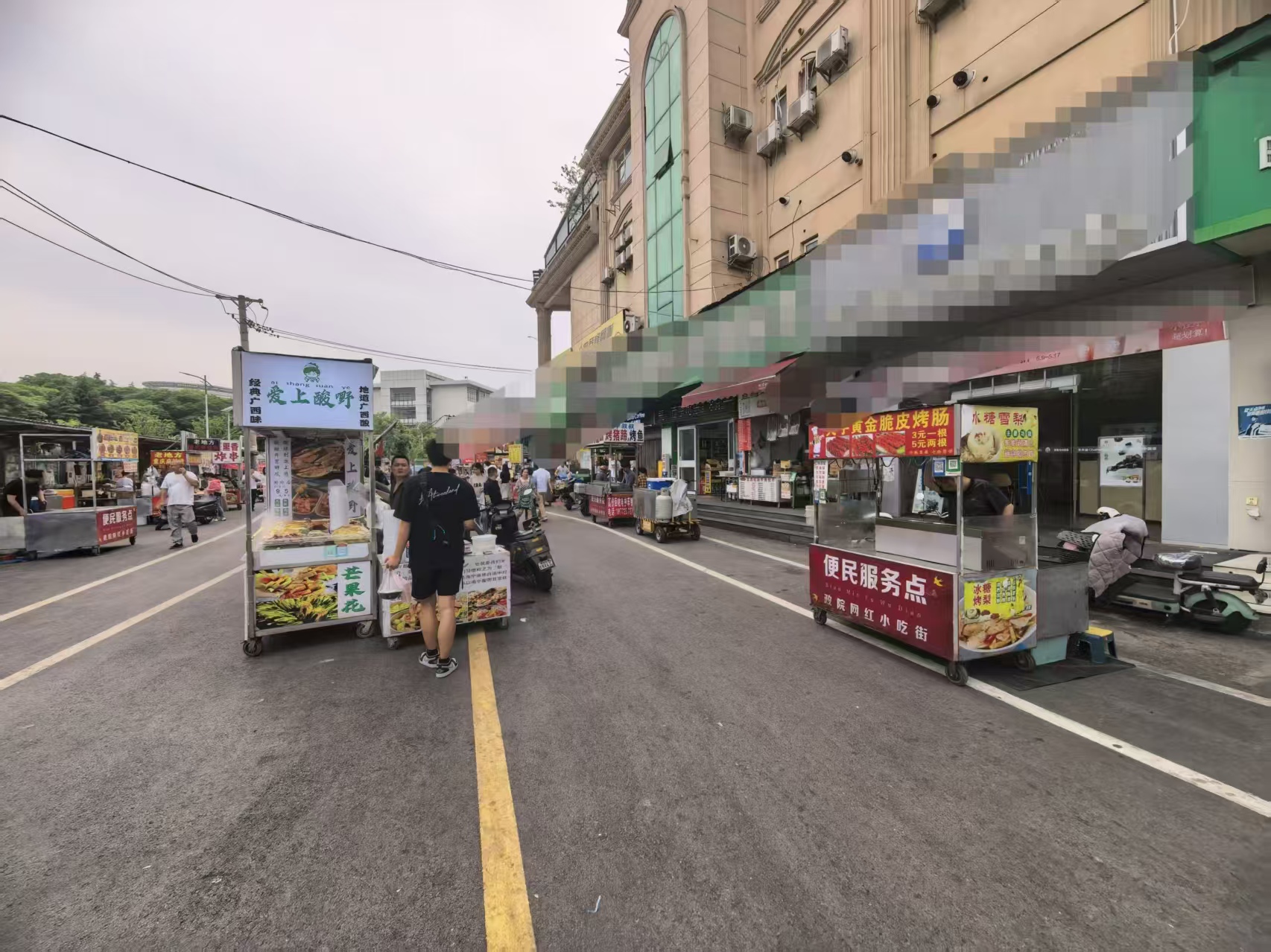 洪山区南湖大道财大网红小吃街品牌奶茶...